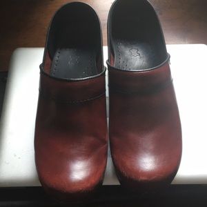 Dansko Clogs dark reddish Brown